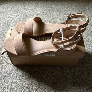 CUSHIONAIRE NWT + BOX Nila Block Heel Sandal